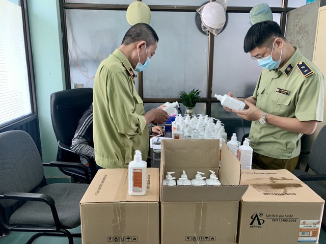 Lợi dụng dịch COVID-19, 300 chai nước sát khuẩn tay ở Hà Nội được làm giả tinh vi, dán tem “xác thực chống hàng giả”, bằng mắt thường rất khó phân biệt - Ảnh 3.