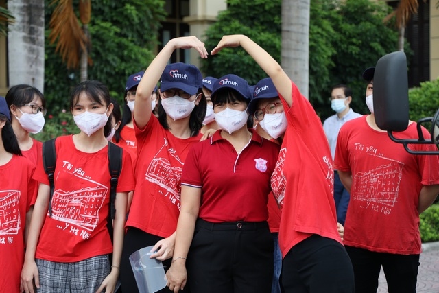 Xúc động hình ảnh sinh viên Đại học Y Hà Nội xuất trận chi viện Bắc Ninh - Ảnh 5.