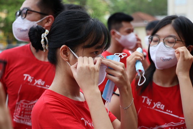 Xúc động hình ảnh sinh viên Đại học Y Hà Nội xuất trận chi viện Bắc Ninh - Ảnh 4.