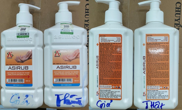 Lợi dụng dịch COVID-19, 300 chai nước sát khuẩn tay ở Hà Nội được làm giả tinh vi, dán tem “xác thực chống hàng giả”, bằng mắt thường rất khó phân biệt - Ảnh 2.