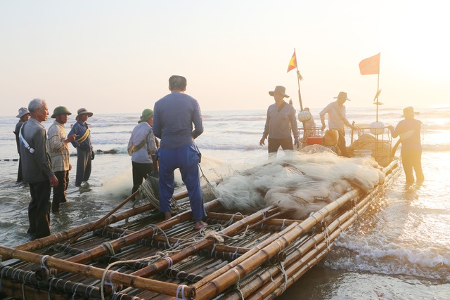 Mẻ lưới bội thu trở về lúc rạng sáng - Ảnh 3.