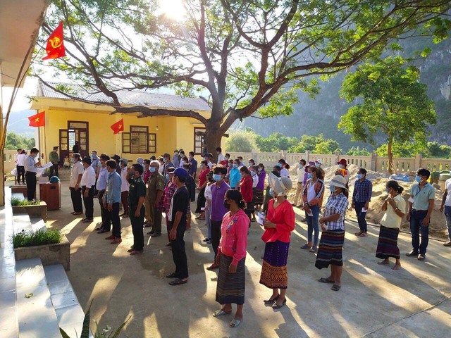 Đồng bào khu vực miền núi, biên giới tỉnh Quảng Bình nô nức đi bầu cử sớm - Ảnh 2.