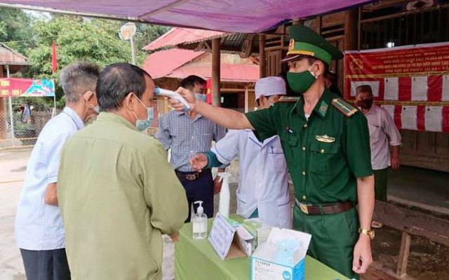 Cử tri 4 huyện vùng cao Nghệ An đi bầu cử sớm - Ảnh 4.