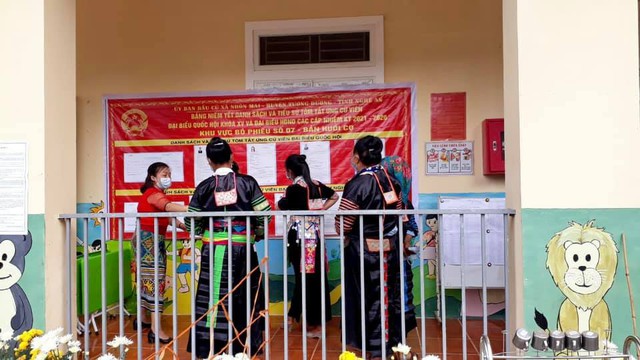 Cử tri 4 huyện vùng cao Nghệ An đi bầu cử sớm - Ảnh 6.