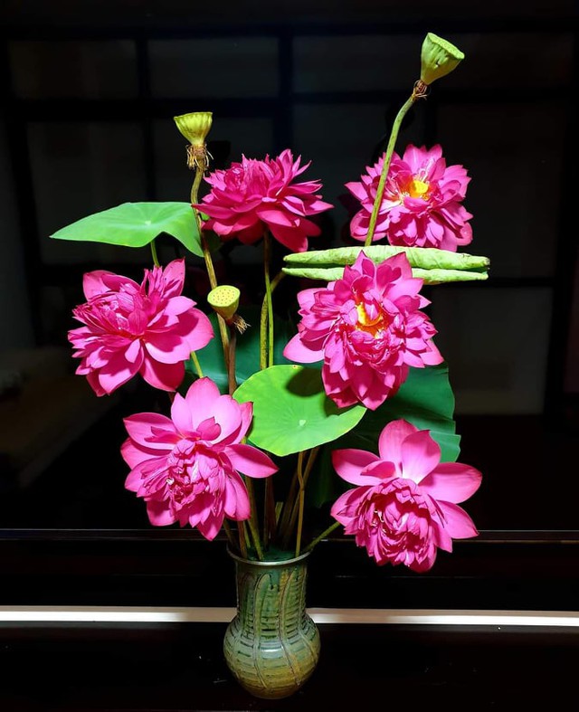 Mẹ đảm Hải Phòng cắm sen kiểu Nhật Bản đẹp mê ly, hé lộ bộ sưu tập bình hoa độc đáo trong nhà - Ảnh 14.