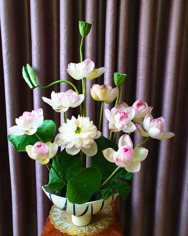Mẹ đảm Hải Phòng cắm sen kiểu Nhật Bản đẹp mê ly, hé lộ bộ sưu tập bình hoa độc đáo trong nhà - Ảnh 4.