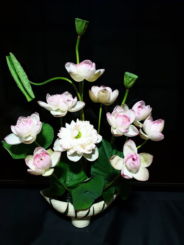 Mẹ đảm Hải Phòng cắm sen kiểu Nhật Bản đẹp mê ly, hé lộ bộ sưu tập bình hoa độc đáo trong nhà - Ảnh 5.