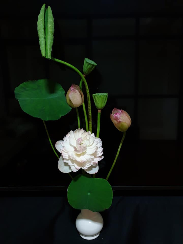 Mẹ đảm Hải Phòng cắm sen kiểu Nhật Bản đẹp mê ly, hé lộ bộ sưu tập bình hoa độc đáo trong nhà - Ảnh 7.