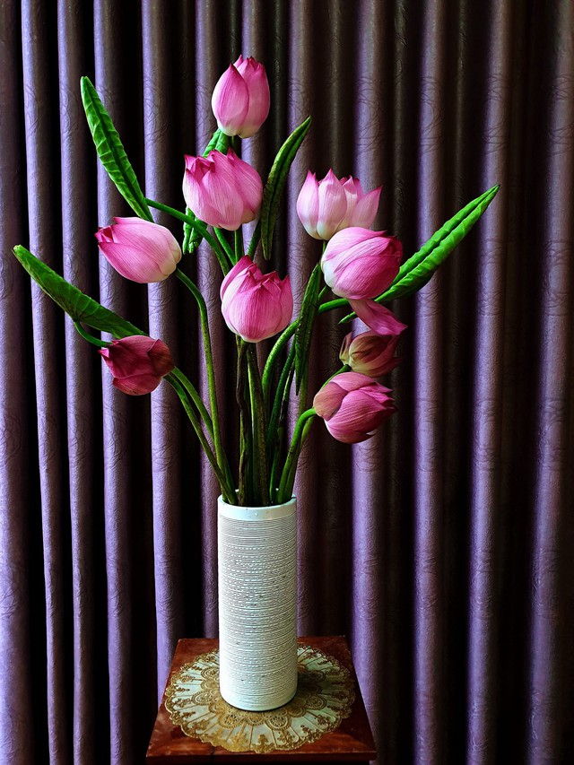 Mẹ đảm Hải Phòng cắm sen kiểu Nhật Bản đẹp mê ly, hé lộ bộ sưu tập bình hoa độc đáo trong nhà - Ảnh 9.