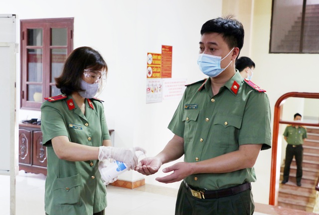Hình ảnh bác sỹ, công an, quân đội, F1 đi bầu cử sớm tại Bắc Ninh - Ảnh 4.