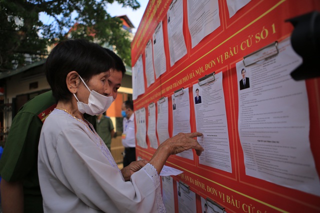 Cử tri đặc biệt - cụ bà 100 tuổi ở Hà Nội hân hoan đi bầu cử - Ảnh 2.