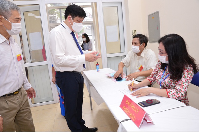 Bộ trưởng Bộ Y tế Nguyễn Thanh Long tham gia bỏ phiếu bầu cử đại biểu Quốc hội và HĐND các cấp - Ảnh 3.