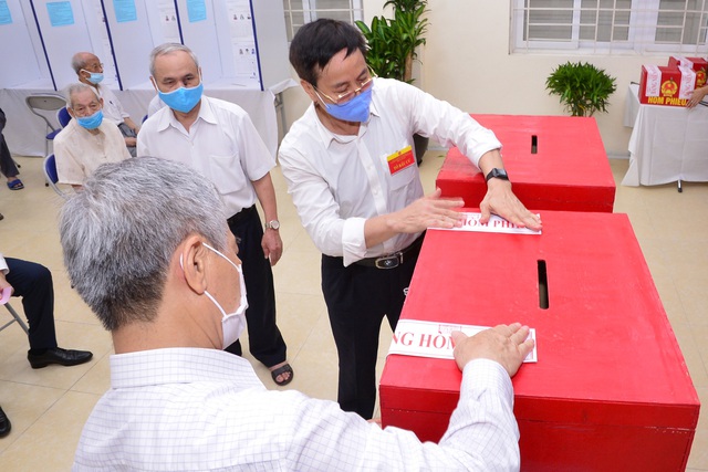 Bộ trưởng Bộ Y tế Nguyễn Thanh Long tham gia bỏ phiếu bầu cử đại biểu Quốc hội và HĐND các cấp - Ảnh 1.