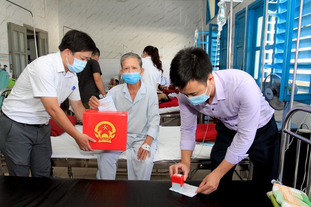 Thừa Thiên Huế: Hòm phiếu di động giúp nhiều bệnh nhân được bỏ phiếu ngay tại bệnh viện  - Ảnh 7.