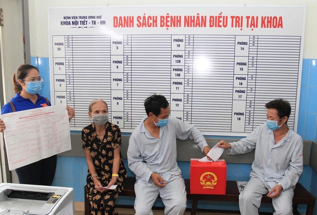 Thừa Thiên Huế: Hòm phiếu di động giúp nhiều bệnh nhân được bỏ phiếu ngay tại bệnh viện  - Ảnh 3.