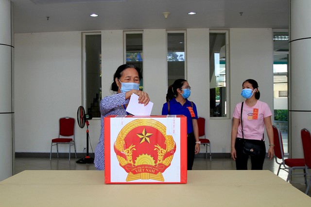 Thừa Thiên Huế: Hòm phiếu di động giúp nhiều bệnh nhân được bỏ phiếu ngay tại bệnh viện  - Ảnh 2.