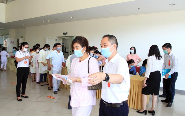 Thừa Thiên Huế: Hòm phiếu di động giúp nhiều bệnh nhân được bỏ phiếu ngay tại bệnh viện  - Ảnh 4.