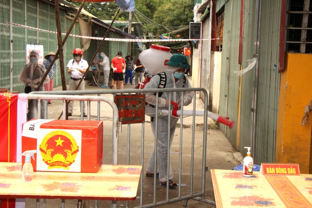Hình ảnh bầu cử tại khu phong tỏa ổ dịch Gốc Mít Hải Dương - Ảnh 7.