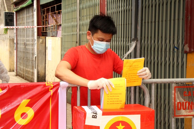 Hình ảnh bầu cử tại khu phong tỏa ổ dịch Gốc Mít Hải Dương - Ảnh 5.