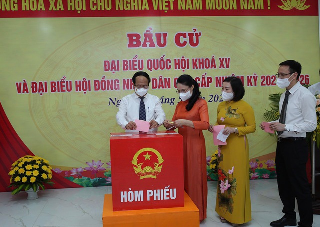 Chùm ảnh: Lãnh đạo Đảng, Nhà nước đi bầu cử, thực hiện quyền, nghĩa vụ công dân - Ảnh 15.