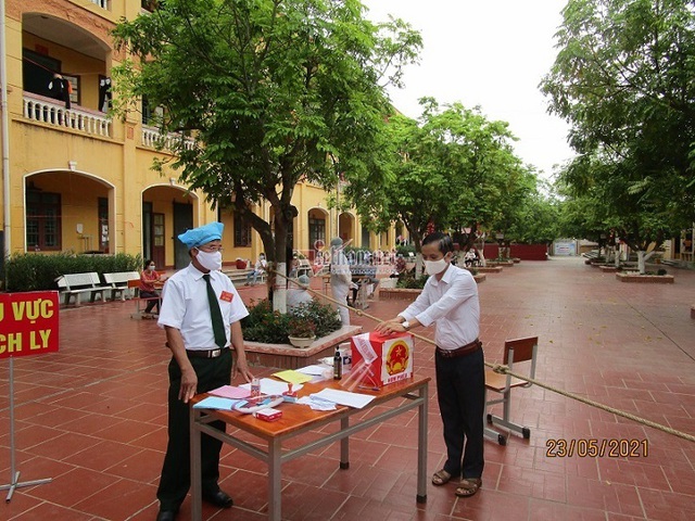Giáo viên, HS đi bầu cử trong khu cách ly ở Bắc Giang, Bắc Ninh, Hải Phòng - Ảnh 3.