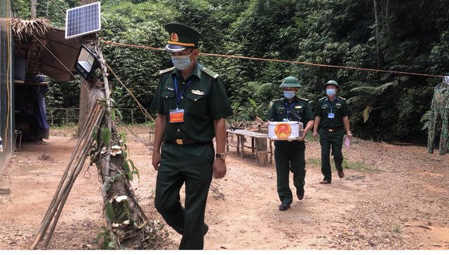 Bộ đội cắm chốt chống dịch COVID-19 ở Quảng Bình bỏ phiếu bầu giữa rừng - Ảnh 2.