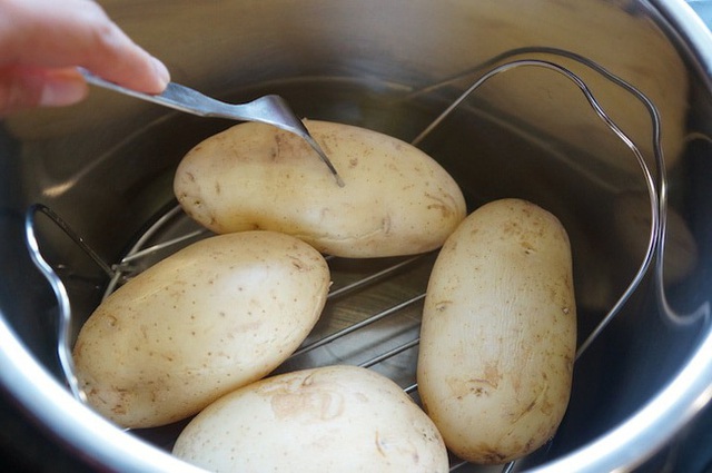 Thử làm khoai tây viên bọc phô mai chiên xù theo công thức nhà Đăng Khôi, đảm bảo bé nào cũng mê tít - Ảnh 2.