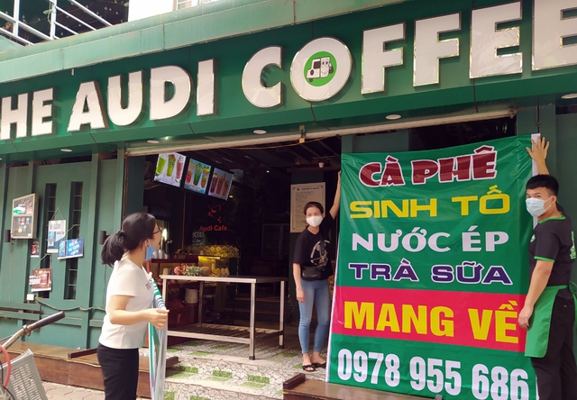 Quán ăn, nhà hàng, cà phê tại Hà Nội hối hả dọn dẹp, treo biển bán mang về lúc 12h trưa nay - Ảnh 4.