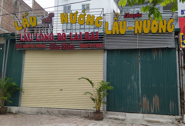Quán ăn, nhà hàng, cà phê tại Hà Nội hối hả dọn dẹp, treo biển bán mang về lúc 12h trưa nay - Ảnh 11.