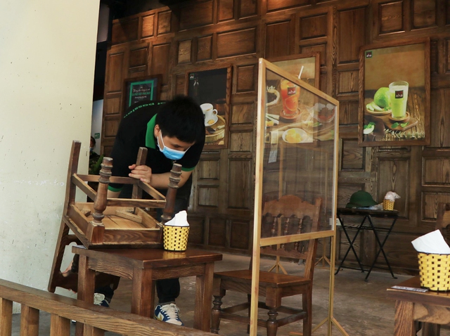 Quán ăn, nhà hàng, cà phê tại Hà Nội hối hả dọn dẹp, treo biển bán mang về lúc 12h trưa nay - Ảnh 8.