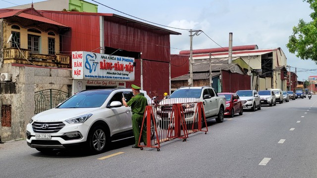 TP Bắc Ninh thành lập 115 chốt kiểm soát dịch COVID-19, chặn xe khách, taxi vào địa bàn - Ảnh 7.