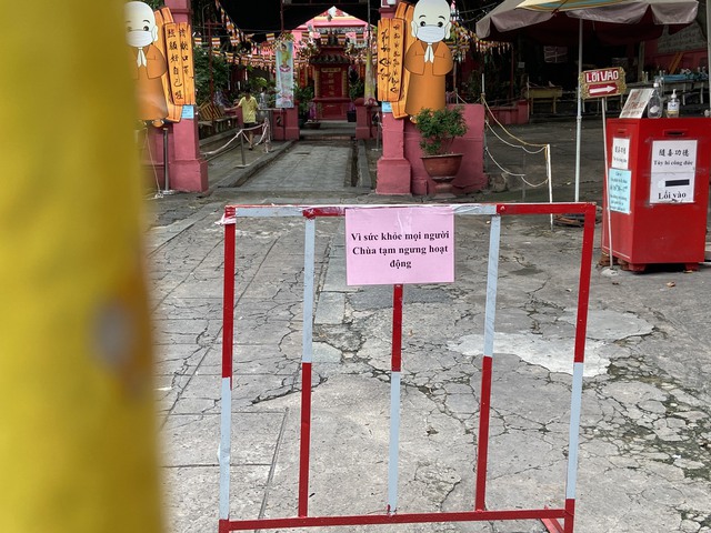 Chùa đóng cửa vì dịch, người dân vái lạy từ xa ngày Lễ Phật đản - Ảnh 8.