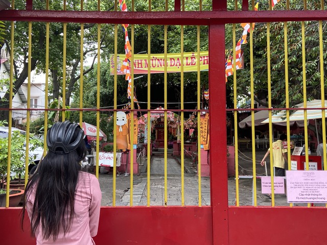 Chùa đóng cửa vì dịch, người dân vái lạy từ xa ngày Lễ Phật đản - Ảnh 9.