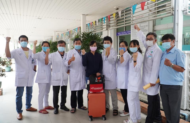 Hình ảnh 13 y bác sĩ tinh nhuệ của Bệnh viện Chợ Rẫy lên đường đến điểm nóng Bắc Giang - Ảnh 1.