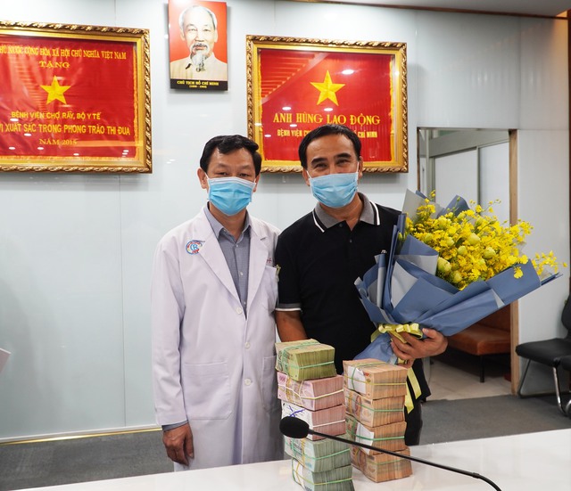 Quyền Linh và người yêu lan ủng hộ 2 tỷ đồng cho Bắc Giang và Bệnh viện K - Ảnh 2.
