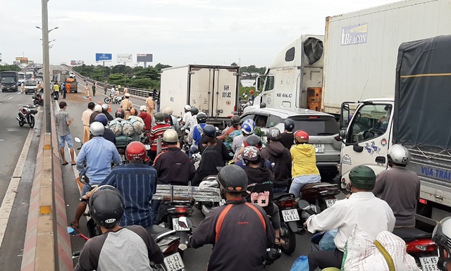 Tai nạn trên cầu Cần Thơ, kẹt xe kéo dài sang tận Vĩnh Long - Ảnh 2.