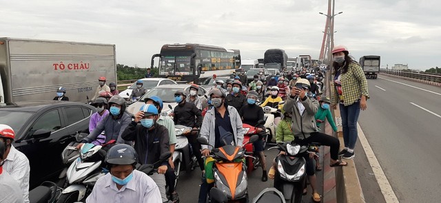 Tai nạn trên cầu Cần Thơ, kẹt xe kéo dài sang tận Vĩnh Long - Ảnh 3.