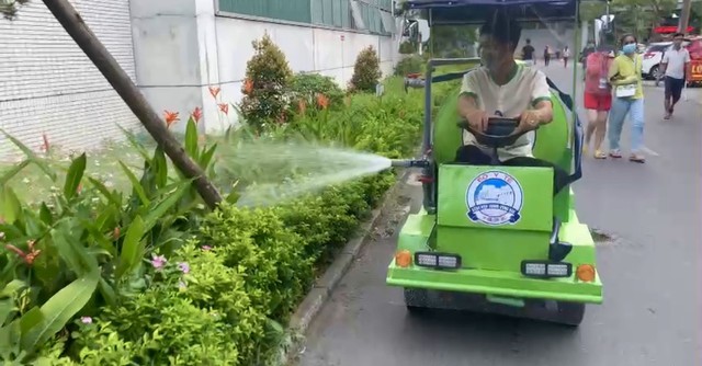 Độc đáo xe điện phun nước tự chế chống bụi, chữa cháy trong bệnh viện ở Huế - Ảnh 2.
