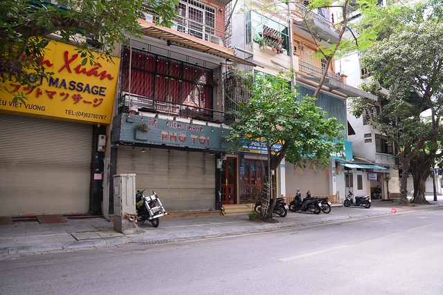 Nhiều phố cà phê Hà Nội vắng như Tết sau lệnh cấm bán hàng - Ảnh 6.