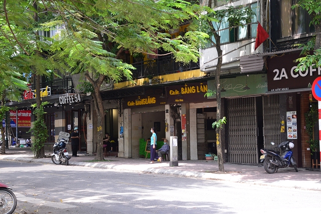 Nhiều phố cà phê Hà Nội vắng như Tết sau lệnh cấm bán hàng - Ảnh 1.
