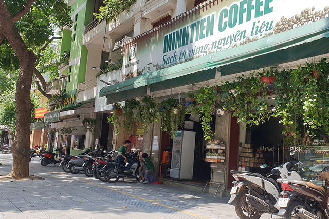 Nhiều phố cà phê Hà Nội vắng như Tết sau lệnh cấm bán hàng - Ảnh 12.