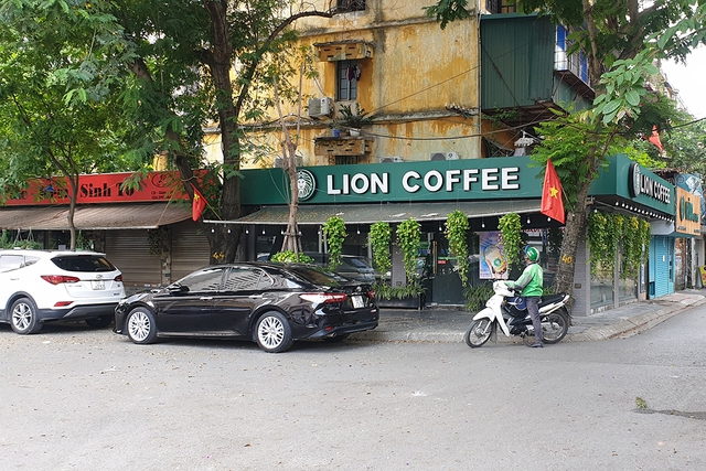 Nhiều phố cà phê Hà Nội vắng như Tết sau lệnh cấm bán hàng - Ảnh 3.