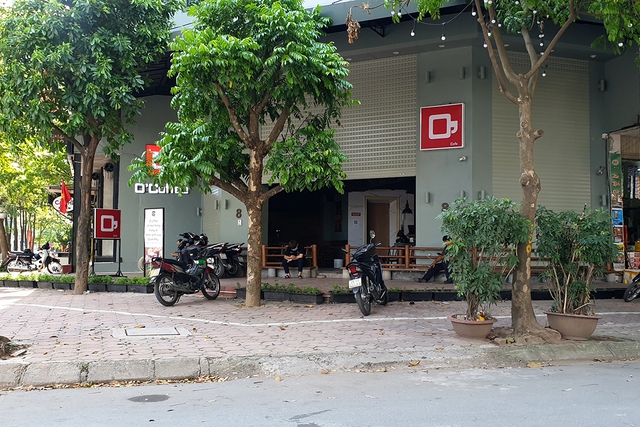 Nhiều phố cà phê Hà Nội vắng như Tết sau lệnh cấm bán hàng - Ảnh 8.