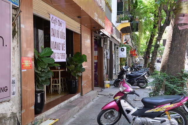 Nhiều phố cà phê Hà Nội vắng như Tết sau lệnh cấm bán hàng - Ảnh 5.