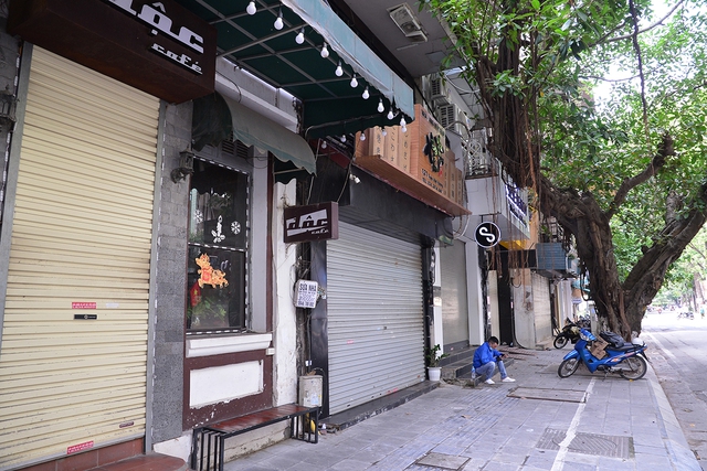 Nhiều phố cà phê Hà Nội vắng như Tết sau lệnh cấm bán hàng - Ảnh 11.