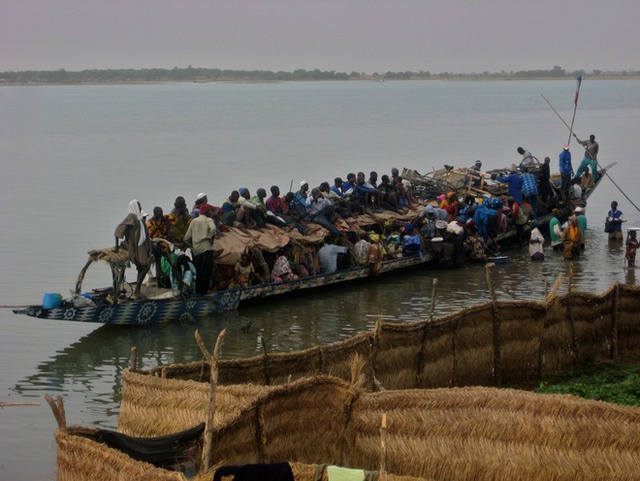 Chìm thuyền tại Nigeria, hơn 150 người nghi chết đuối - Ảnh 2.