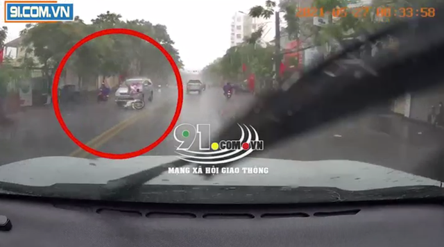 Khoảnh khắc cô gái đi xe máy bị ô tô 7 chỗ đâm văng, tử vong thương tâm giữa trời mưa tầm tã khiến nhiều người xót xa - Ảnh 1.