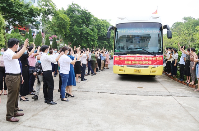 Lào Cai cử Đoàn thầy thuốc ưu tú tới Bắc Giang hỗ trợ chống dịch COVID-19 - Ảnh 7.