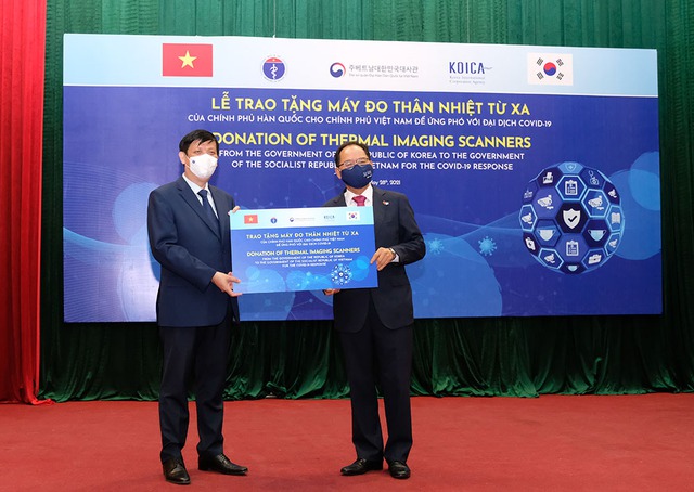Việt Nam tiếp nhận 40 máy đo thân nhiệt từ xa do Hàn Quốc hỗ trợ - Ảnh 4.