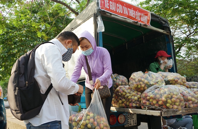 Người Hà Nội giải cứu vải Bắc Giang giá 20.000 đồng/kg - Ảnh 14.